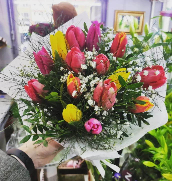 Букет из роз и тюльпанов